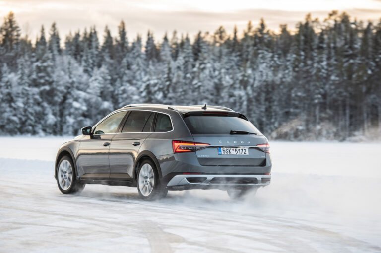 Die Reifentester publicó la primera prueba de neumáticos de invierno de la temporada - 215/55 R17